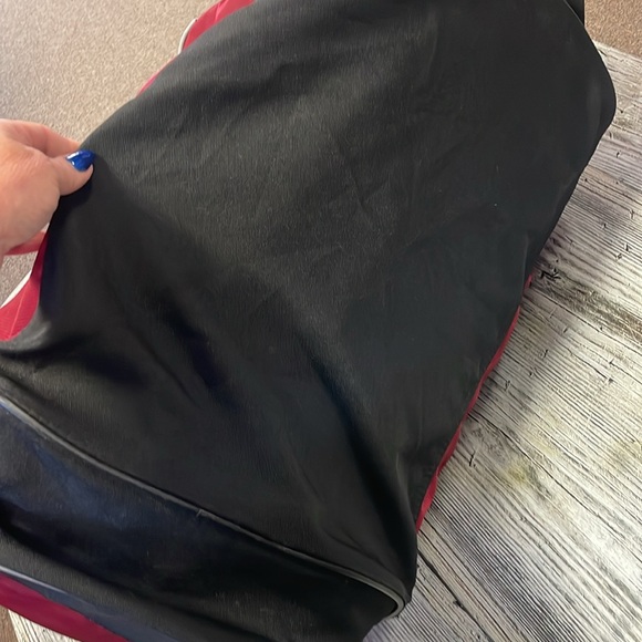 Nike Duffle Bag 1 zipper tab broke but still works fine - Picture 3 of 13